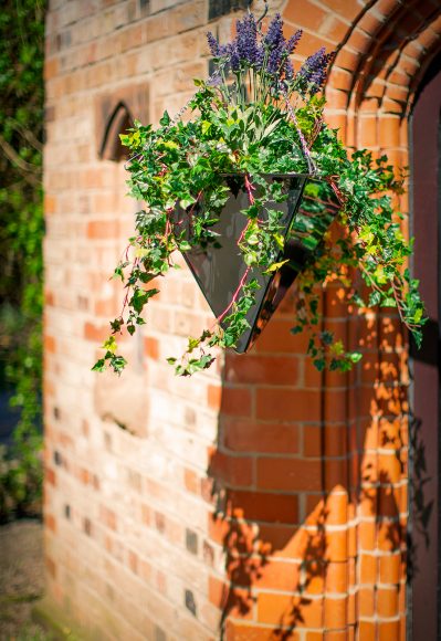 Pyramid-hanging-planter-Europlanters